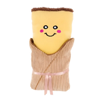 Pluszkowa, żółta ręcznik w kształcie burrito z uśmiechniętą twarzą i różowymi policzkami, owinięta w beżowy materiał z prążkowanej tkaniny, przewiązana pasującą wstążką.